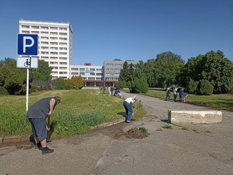 Заводчане провели генеральную уборку сквера