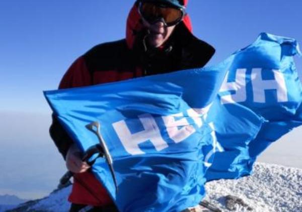 Флаг ПАО «Нептун» поднят на самую высокую гору Европы